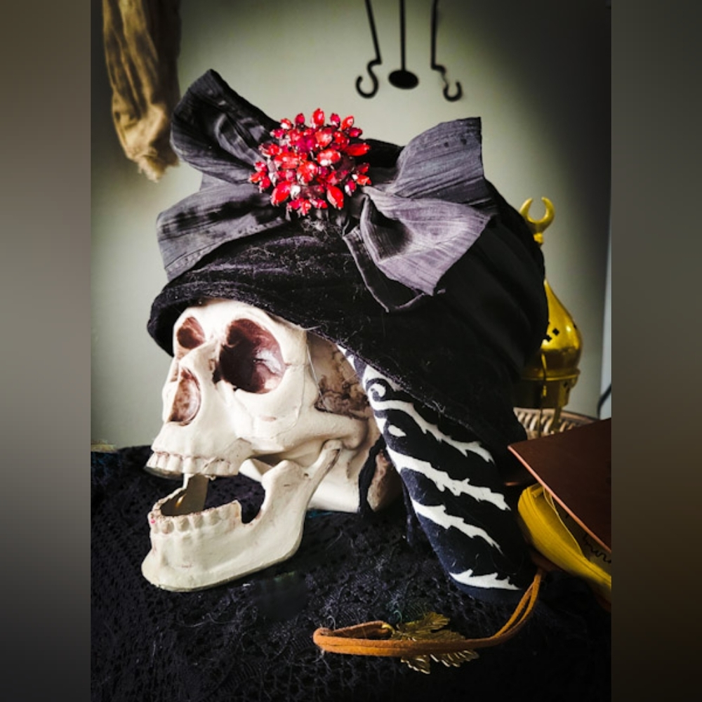 Vintage-Style Alessandra Bacci Bucket Hat with Vintage Red Brooch - Italian